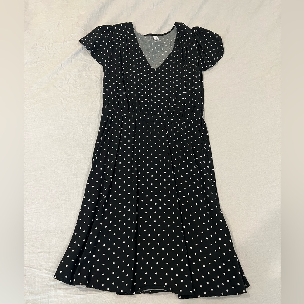 Old Navy black polka dot dress. Never worn, size M